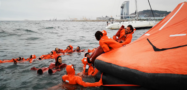 Prácticas de supervivencia en el mar. Escola Port